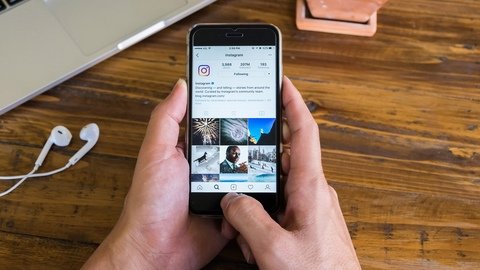 come aggiungere i testi delle canzoni nelle storie instagram