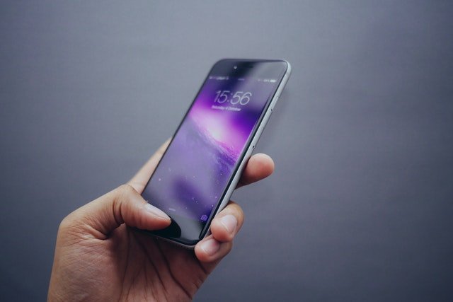 Dark Mode Facebook smartphone