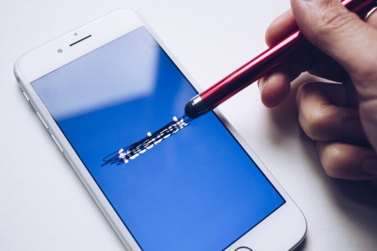 Facebook rimuove i contenuti No Vax